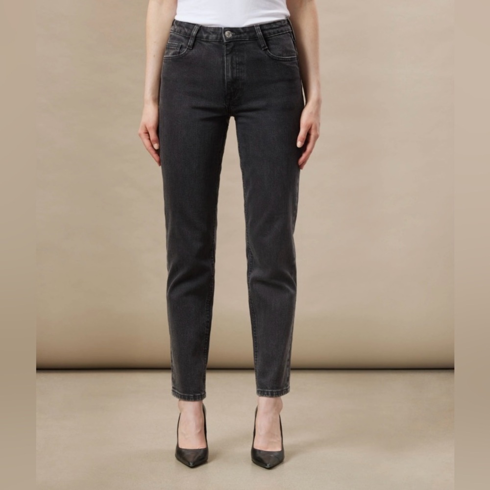 The Cyndi Straight Jean in Washed Black